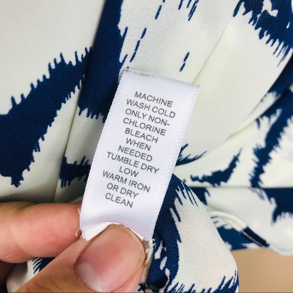 Blue and White Banana Republic Blouse Size Medium - Picture 7 of 8